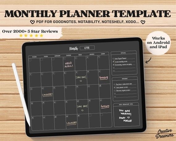 Digital månadsplanerare med kalender och uppgiftslistor på en surfplatta